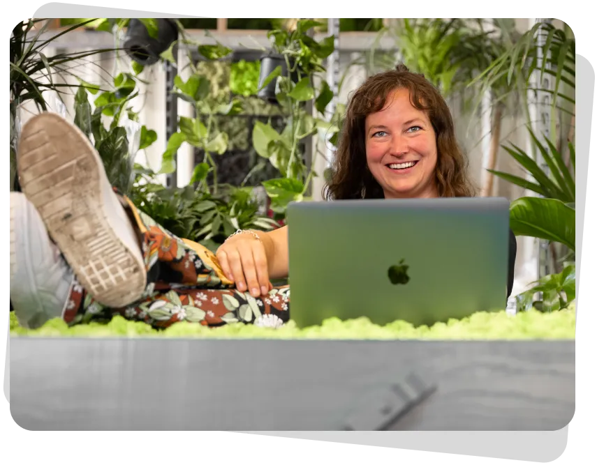 vrouw zit achter laptop en maakt gebruik van het Informer boekhoudprogramma voor zzp'ers.